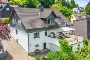 Vielfältig nutzbares Zweifamilienhaus in ruhiger Lage von Bensberg