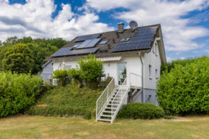 Ländliches Einfamilienhaus mit Einliegerwohnung auf Traumgrundstück in Kürten – Olpe