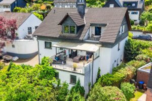 Vielfältig nutzbares Zweifamilienhaus in ruhiger Lage von Bensberg