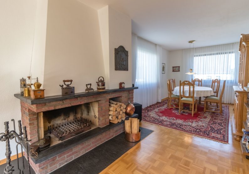 Essbereich und offener Kamin